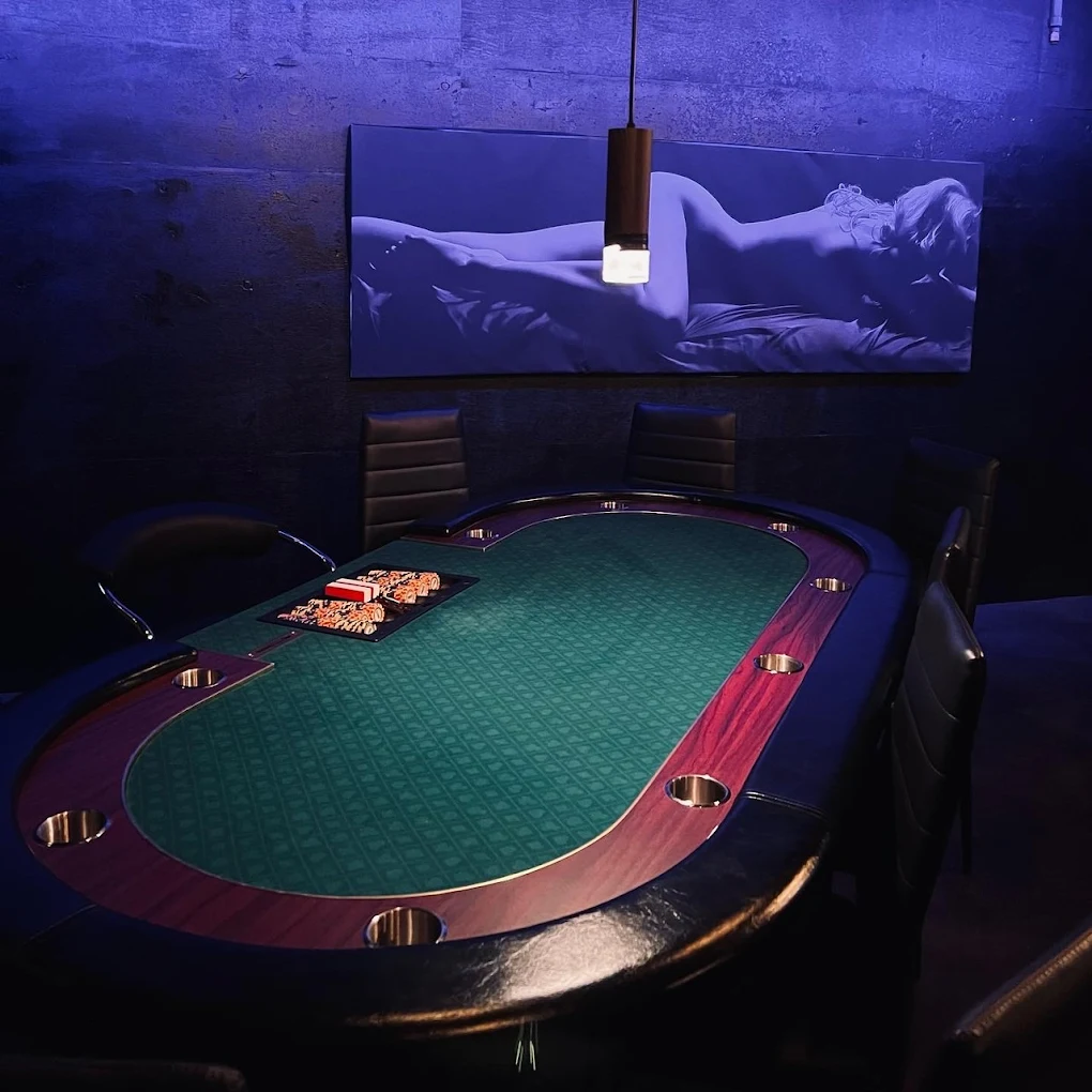 Poker Lounge White(ポーカー ラウンジ ホワイト 金沢)